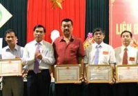Ông Lê Văn Hùng nhận bằng khen của Chủ tịch UBND tỉnh Thanh Hóa
